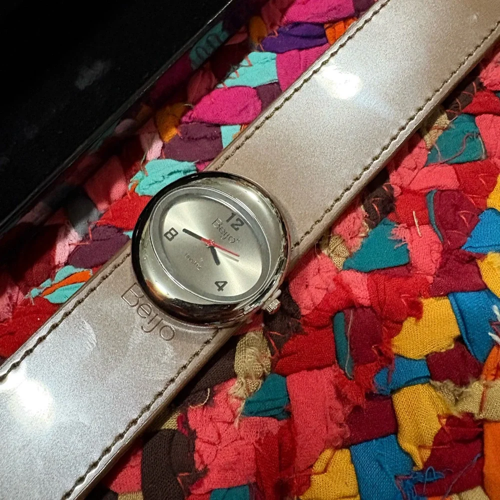 BEIJO BROWN SNAP-ON WATCH W/ BOX